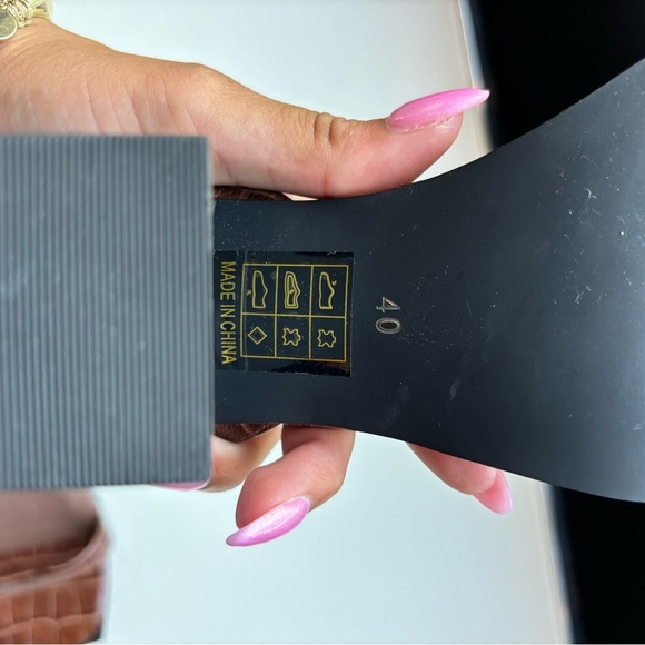 SENSO Brown Croc-Embossed Heels with Ankle Straps - Picture 6 of 6